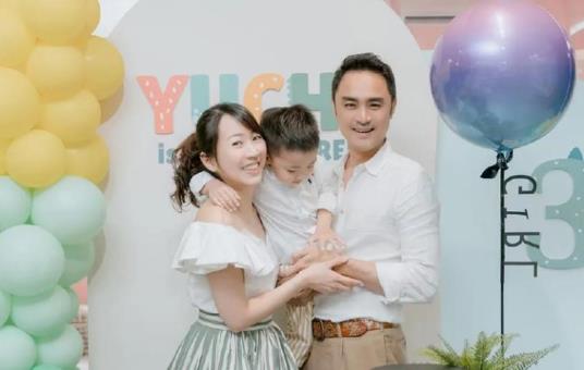 明道从霸总剧男主走红，给观众留下深刻印象。如今他已为人夫为人父。近日，有媒体拍到