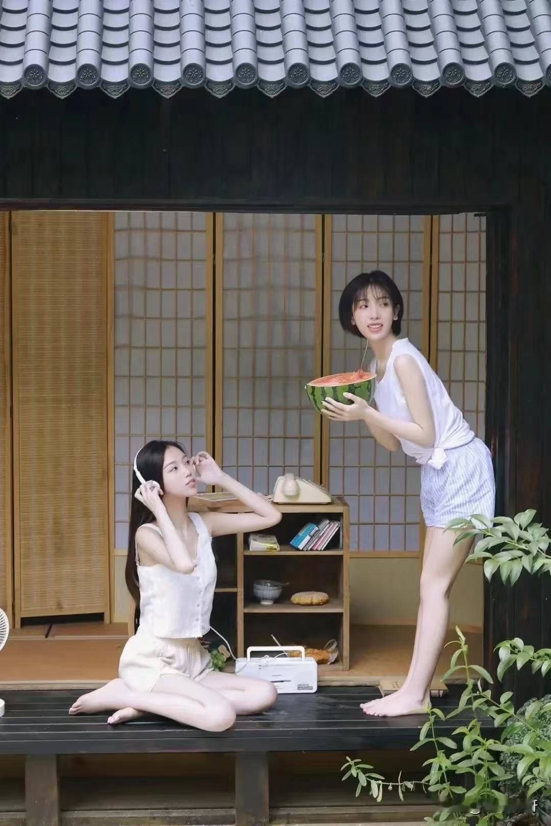 你能看的出来哪个是妈妈哪个是女儿吗哈哈哈哈