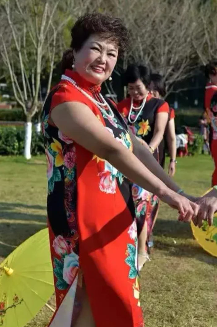 大妈们又开始作妖啦！

刚刚从小区花园路过，听见扩音器的噪音，原来是一群信筒子腰