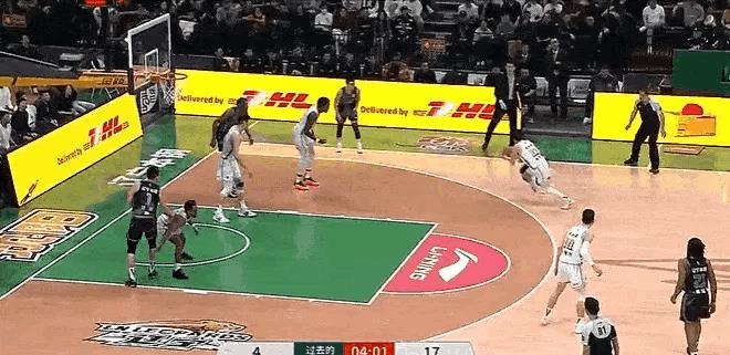 鬼手神偷！孙铭徽抢断后强势打成2+1！
在今天辽宁对阵广厦的第三节比赛中，孙铭徽