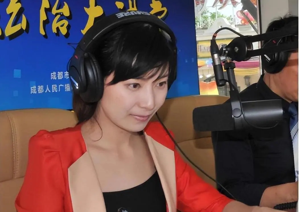 2015年，四川卫视一女主持人，聚完餐回酒店的路上，因为内急下车去路边草丛方便。