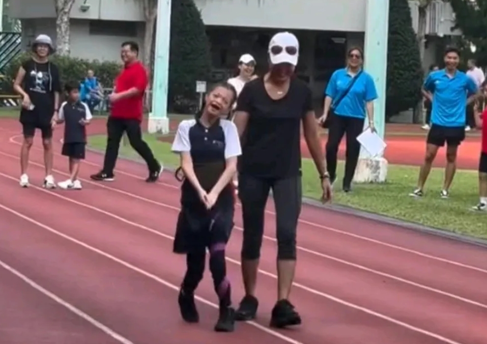 钟丽淇真是个好妈妈，她日复一日的悉心照顾和爱终于换来了“回报”，她的大女儿竟然可