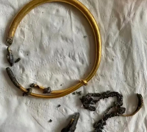 不是说真金不怕火炼吗？大姑姐送我的这个金镯子怎么遇火就烧焦了？我和老公结婚时大姑