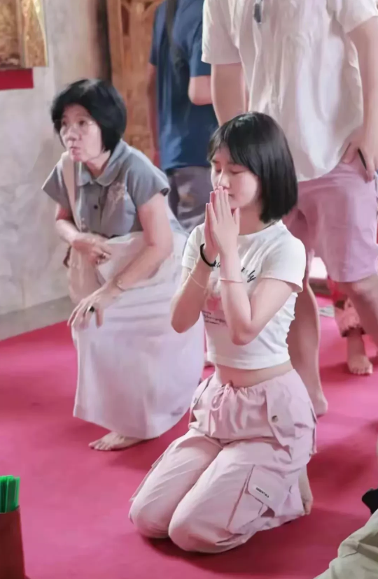 太奇怪了！有一位村民在一间寺庙里，意外的看见一名年轻靓丽的少女独自前来祈福，这名