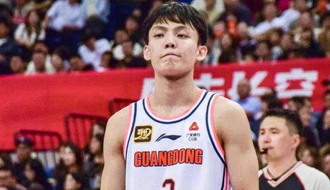 胜了广州，杜峰犯了难，以后球队核心是徐杰还是胡明轩？
本来杜峰从内心里是以胡明轩