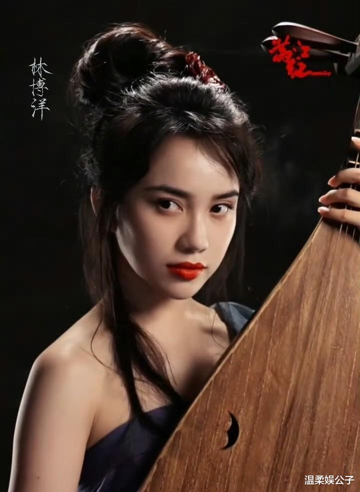 看到张艺谋的新女主角，再看王家卫的李宛妲，真是没对比就没伤害（王家卫张艺谋地位对比）-第8张图片-九妖电影