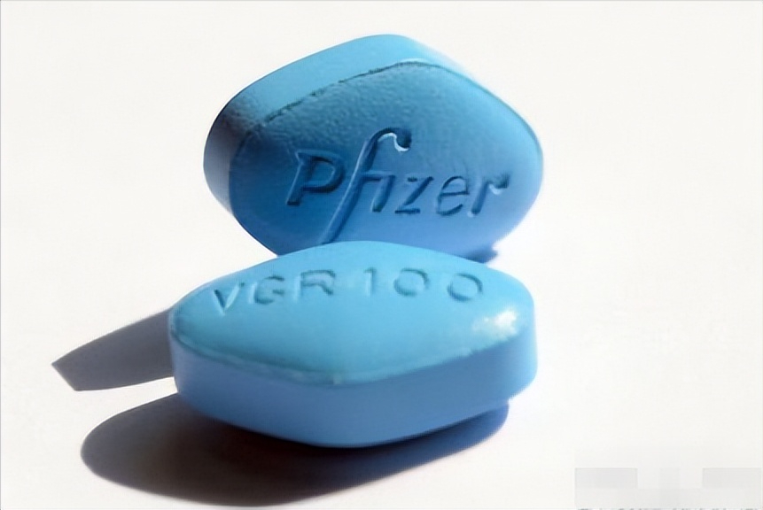 13岁的小男孩下课在学校吃“伟哥”被老师发现，随即生气的打电话让家长过来，谁知家