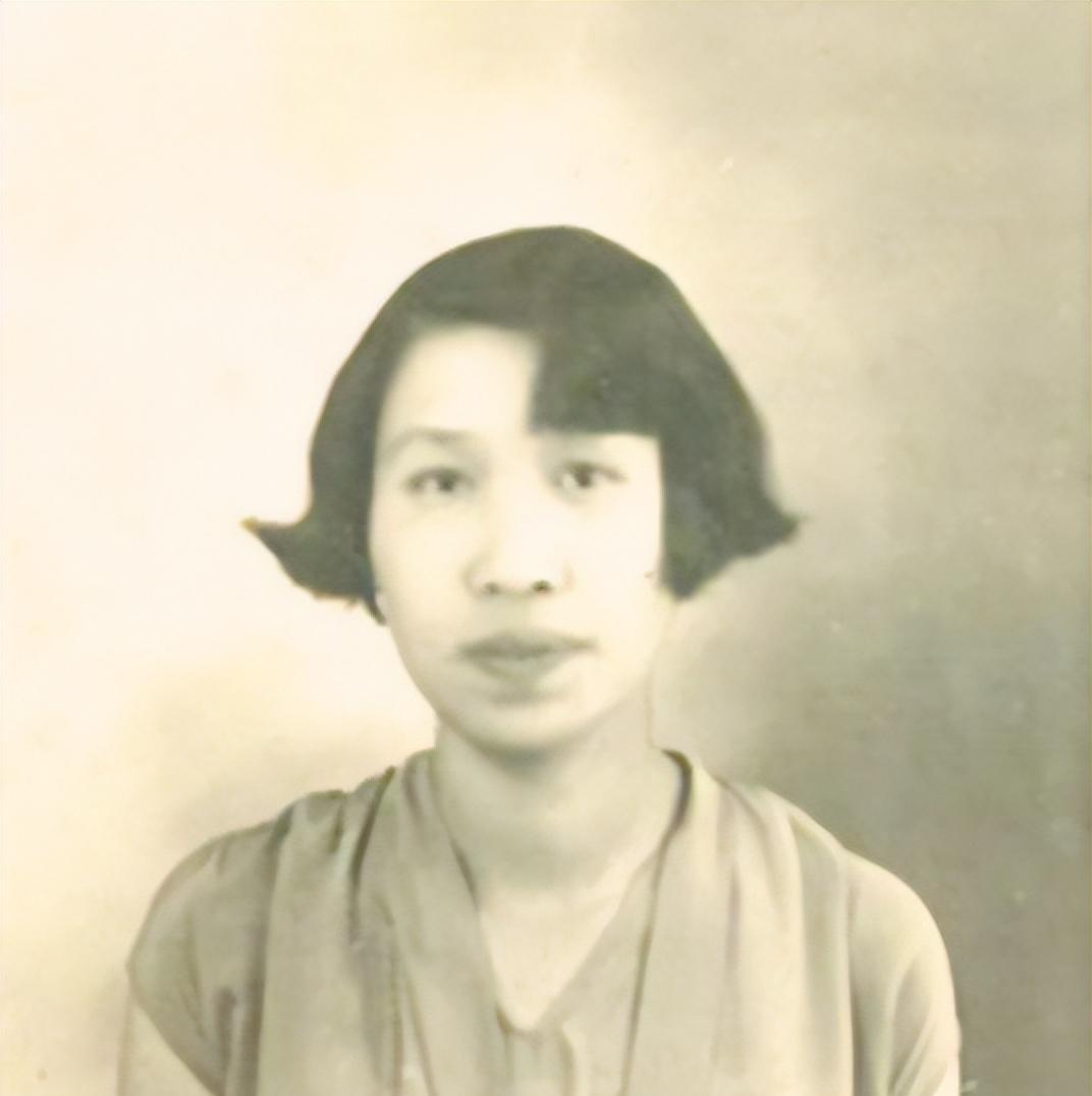 1955年，周总理在昆明见到了自己的初恋女友张若名，两人一起回忆曾经在一起的时光