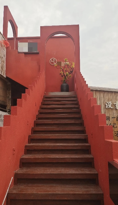 我朋友离婚了，她说：“结婚8年，不是在修买家具，就是在修买家具的路上。”因为她老