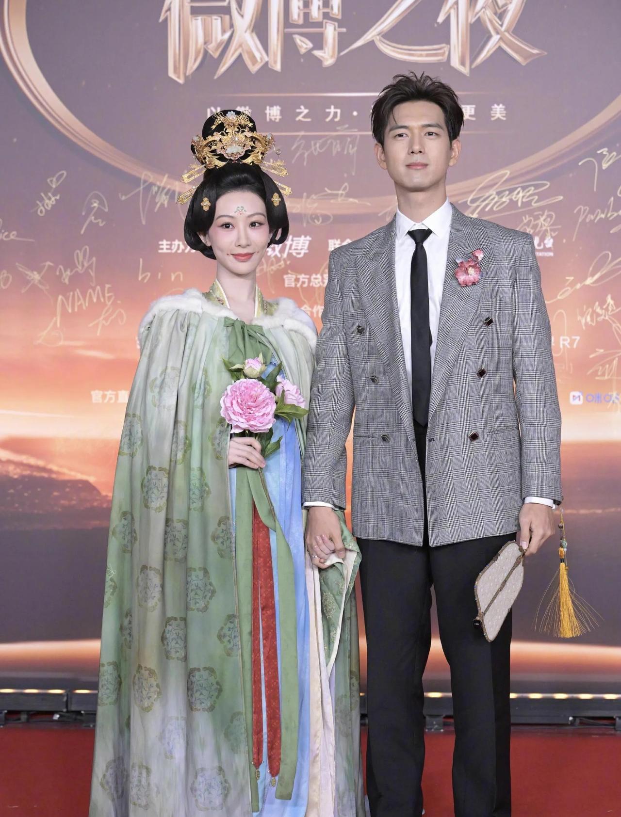 杨紫穿唐装和李现手牵手走红毯，既保暖又时尚又漂亮
杨紫穿戏服真的是很好的创意，一