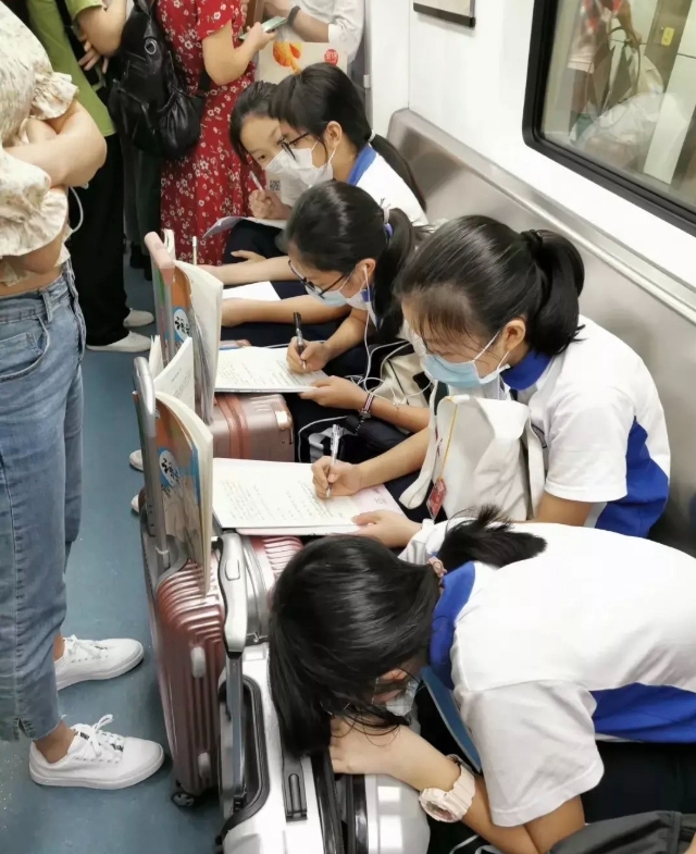 本周四周五，深圳所有中小学就到了期终考试时间了。

我想着临考前给娃补一补，就给