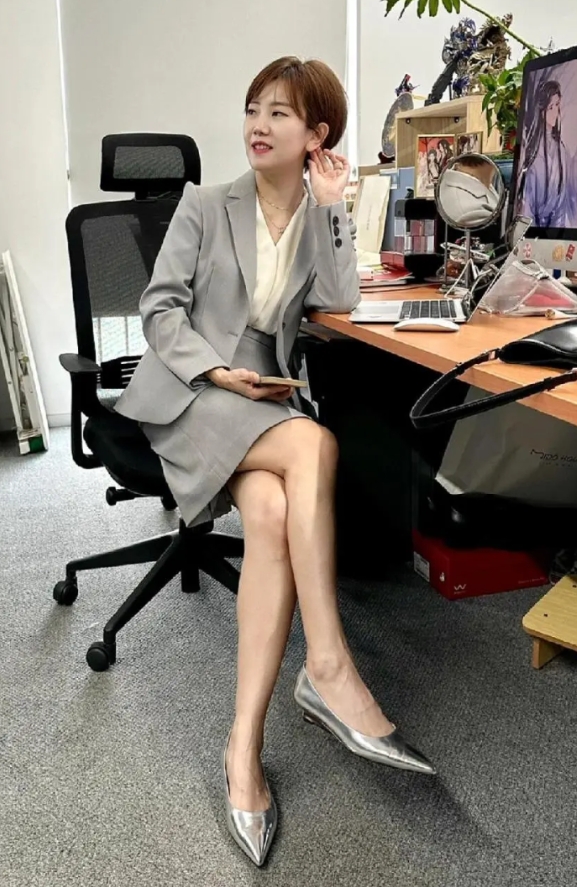 刚发现总监脚上的青筋这么明显