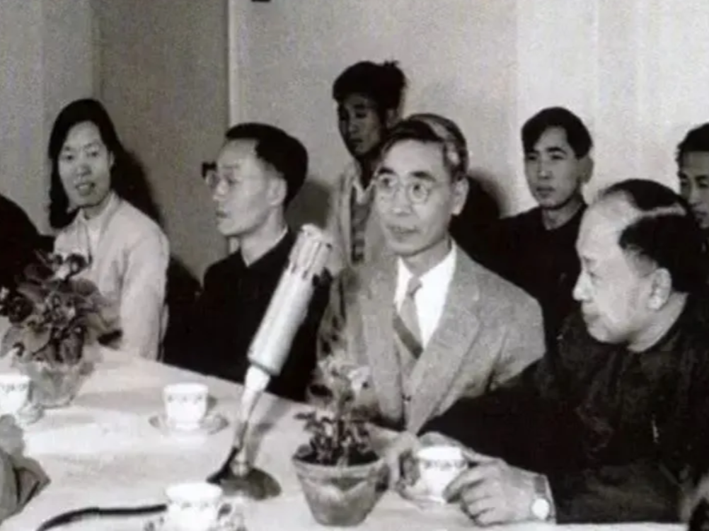 1968年12月，周恩来总理正忙于接待来访的外国贵宾，突然，一名秘书急匆匆地进入
