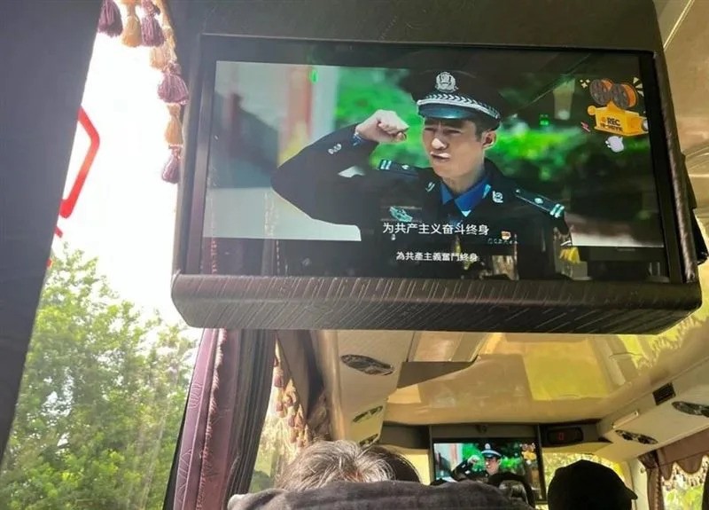 “台军”接新兵入伍的大巴车，播放“为共产主义奋斗终身”

近日，有台媒报道称，台