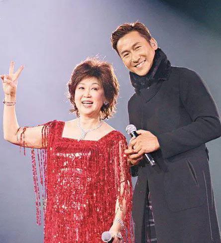 原来他们是叔嫂关系！可惜合作不多
两人都是在90年代加入TVB的，女的因长相讨喜