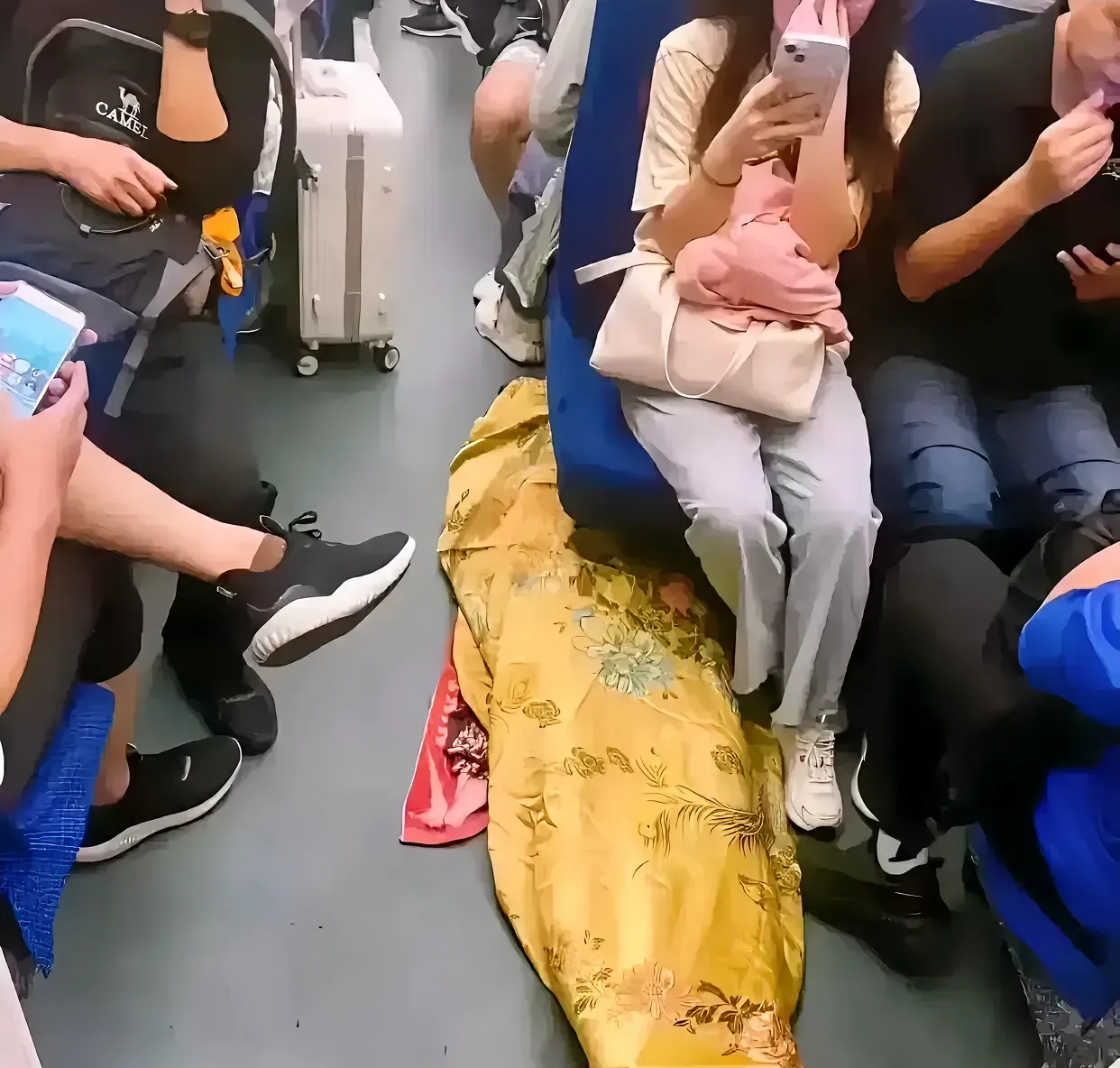 错把火车当客栈！
一中年男子，累困死了，上了列车，见座无虚席，便坐在过道上。坐着