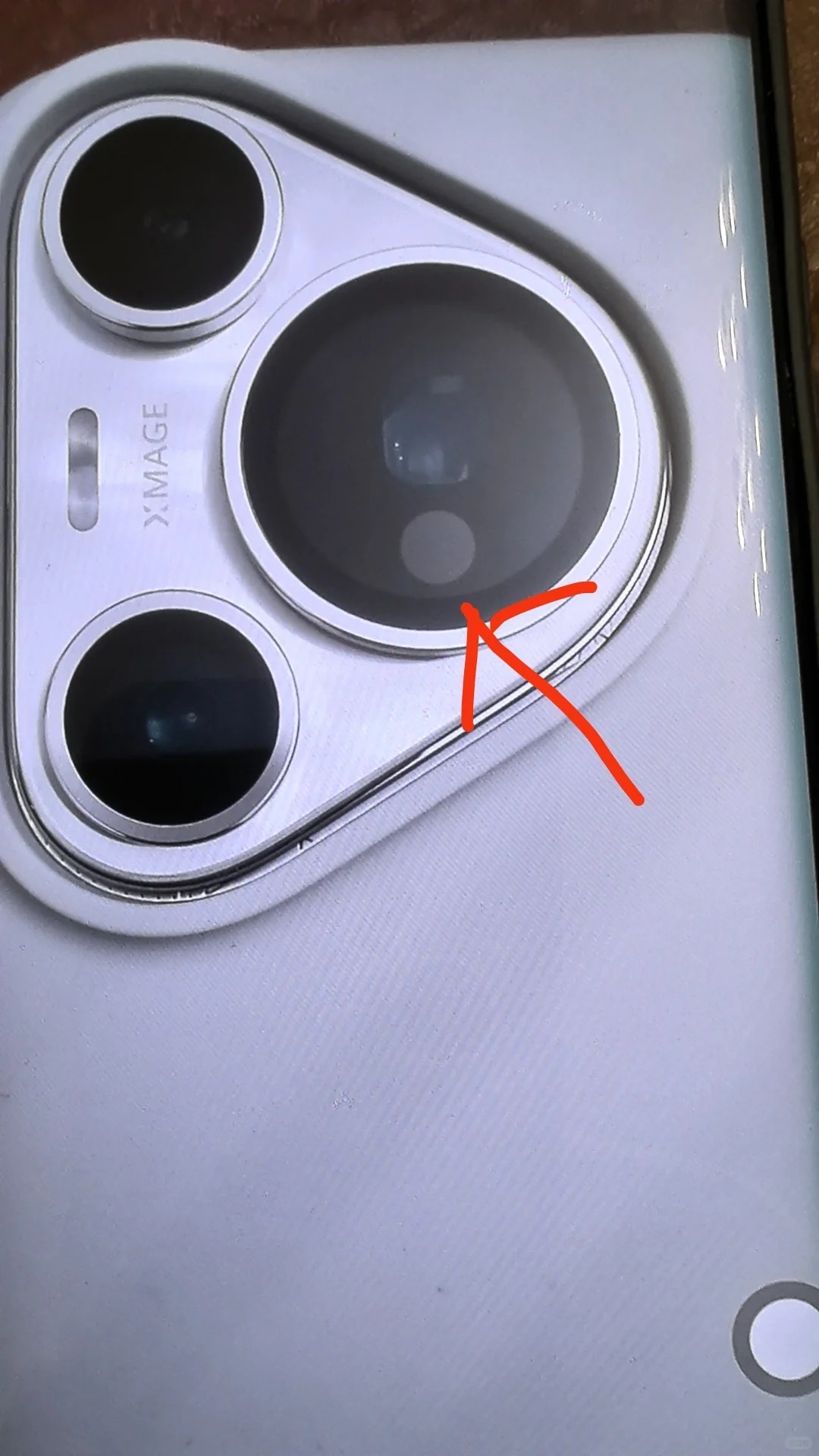 求救，pura70系的家人们！
你们的摄像头也有这个小圆圈吗？当时买的时候没注意