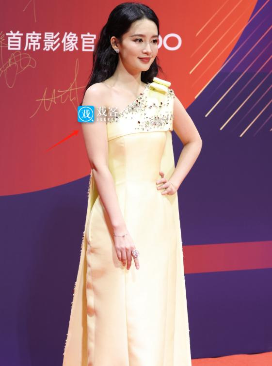 一直认为李沁的颜值在线的，瘦有瘦时的清丽秀气，微胖是女人的成熟韵味，很不错的。