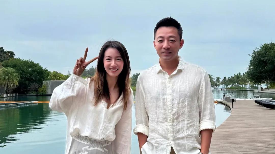 汪小菲带妻子度假被偶遇状态超好，重获幸福后气质大变完胜小鲜肉，网友：这才是真男人该有的样子
