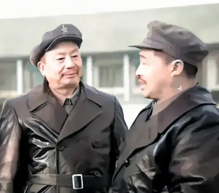 1950年，贺龙和王维舟的珍贵留影。镜头下的他们身穿皮衣，戴着军帽，正侃侃而谈，