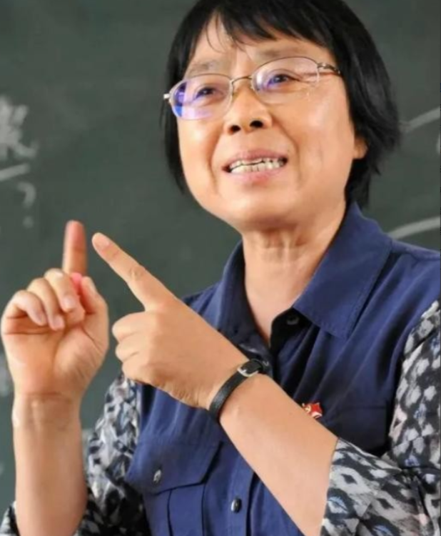 2007年，张桂梅受邀做客央视，刚到演播室，导演瞅了她1眼，皱眉说"你这身衣服不