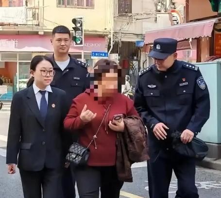 彩礼问题一直以来都是婚姻中的一个敏感话题。上海一案例中，一女子在分手后拒绝归还2
