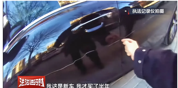 北京大兴，一女子每天上班前经过一人行道处时，因发现人行道上有机动车违章停车，遂用