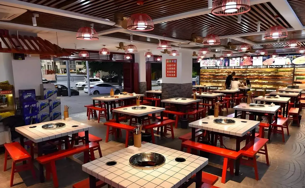 北京，女子去火锅店吃火锅，发现服务态度很好，顿时起了歹心，往调料碗里投放虫子，索