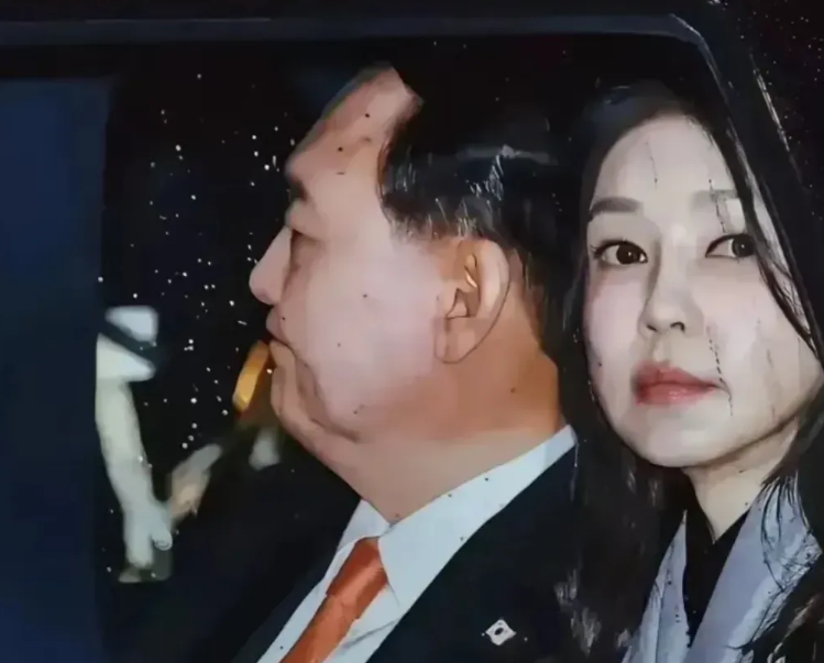 绷不住了！
韩国青瓦台刚刚传来噩耗！

1月8日，随着总统警卫处一二把手接受检方