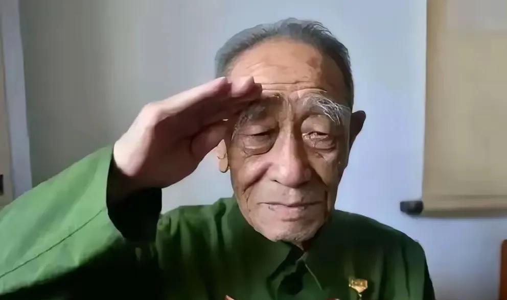 1958年一天，杨得志突然抓起桌上的搪瓷茶缸，"咣当"一声砸在泥地上："混账！老