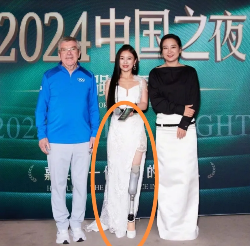 原来贾玲这么高啊！发现她瘦了之后，人也变得更高挑了，但我更注意到的是她旁边这位腿