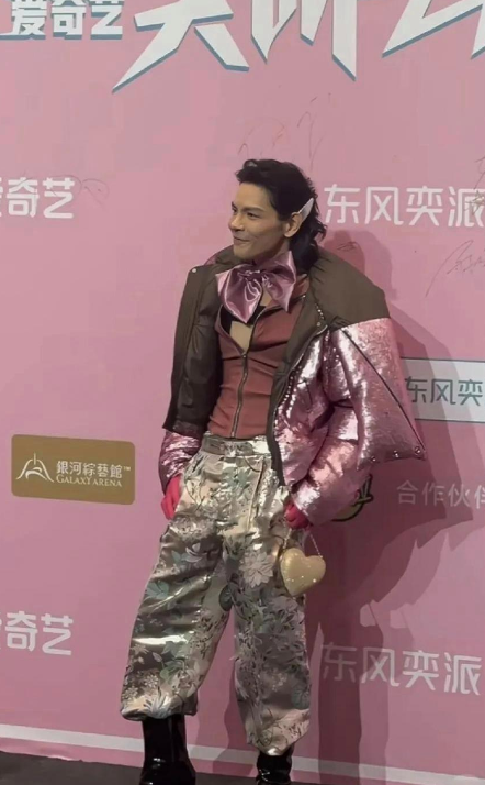向佐，你乱穿衣服我忍了，可是你的鞋我是忍无可忍

虽然大家对明星的时尚尝试持开放