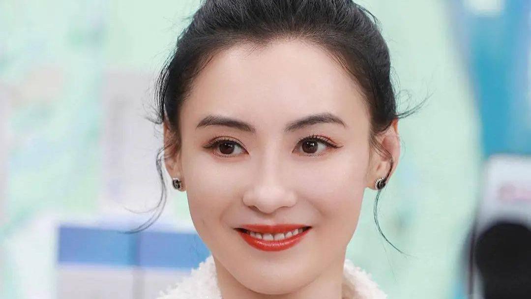 你敢信这是41岁的张柏芝。并且还是生了三个娃的妈妈