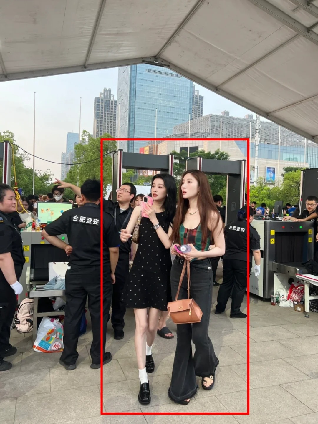 我K！第一次这么直观的感受到……
普通人和明星真的是有壁，生图没想到她们脸好小啊