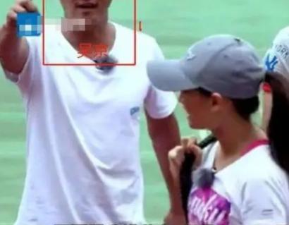 “不要给我讲英文！”2015年世界体操冠军李小鹏携妻子李安琪上综艺，李安琪疯狂飙