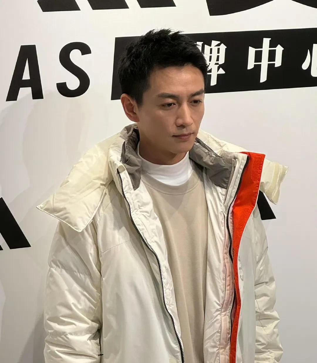 他应该内耗很严重，精神状态完全不一样了，婚变传闻后陈晓出席活动整个人肉眼可见的憔