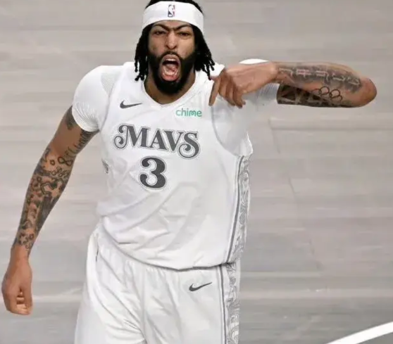 浓眉大腿内侧的伤病需要进行手术才能彻底痊愈，但是他还是选择保守治疗！

因为如果