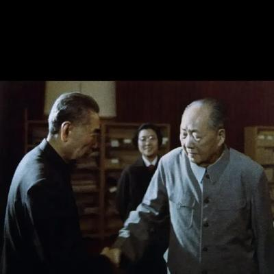 1974年5月29日，周总理陪同马来西亚总理前往毛主席在中南海的住处进行会谈。然