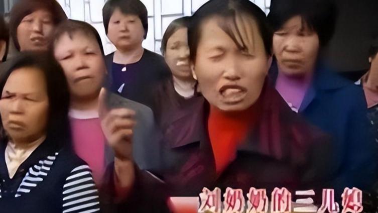 14年湖南88岁老太喝药自尽，5个儿媳围看3小时，咽气后直接火化