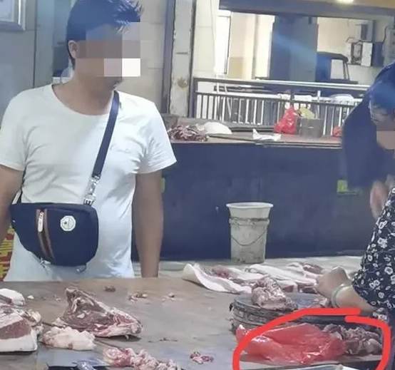 湖南邵阳，一名男子在某肉铺上，挑了一根品相不错的排骨，让老板帮忙把排骨剁了，男子