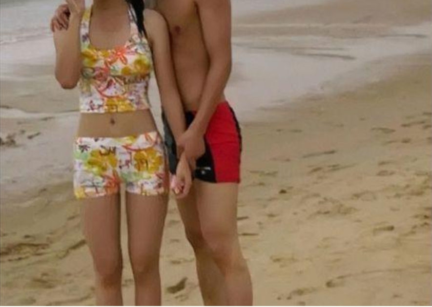 相同地点，相同泳衣，夫妻15年前后对比照。15年前，女子戴着墨镜，面容青涩，烫着