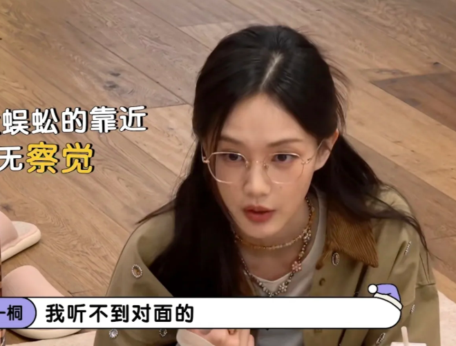 李一桐拍戏那天在房顶上，对面山头有代拍一直在喊她名字，李一桐跟李雪琴说:“刘宇宁