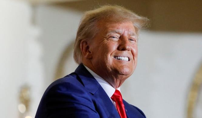 不得不说，还是特朗普会玩！

据《参考消息》报道，美国总统候选人特朗普遇到了财务