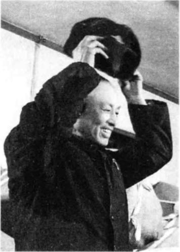 1941年，周养浩息烽监狱长把一女囚叫到办公室里，嬉皮笑脸着一边解衣服扣子，一边