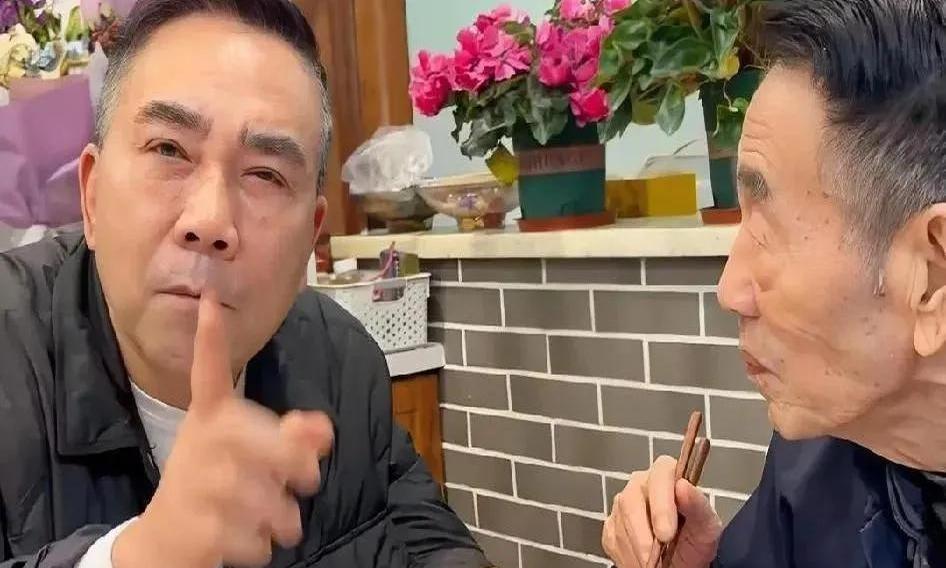 63岁杨议的生存状态引发曲艺圈的撕X大战！

网友爆料，杨议每天赶两个场，中午说