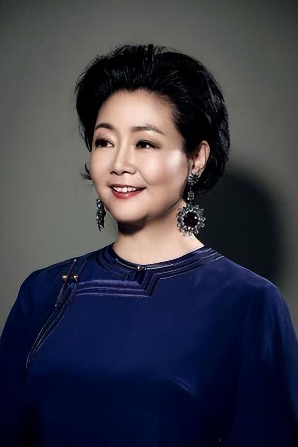 演员，萨日娜说，拍摄人世间，有几十场戏，我都是瘫痪在床的戏，雷佳音一进来就给我打