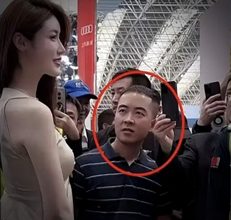 条纹哥账号被封，大快人心！
那个在车展上眼神出圈的条纹哥账号竟然被封了。
10月