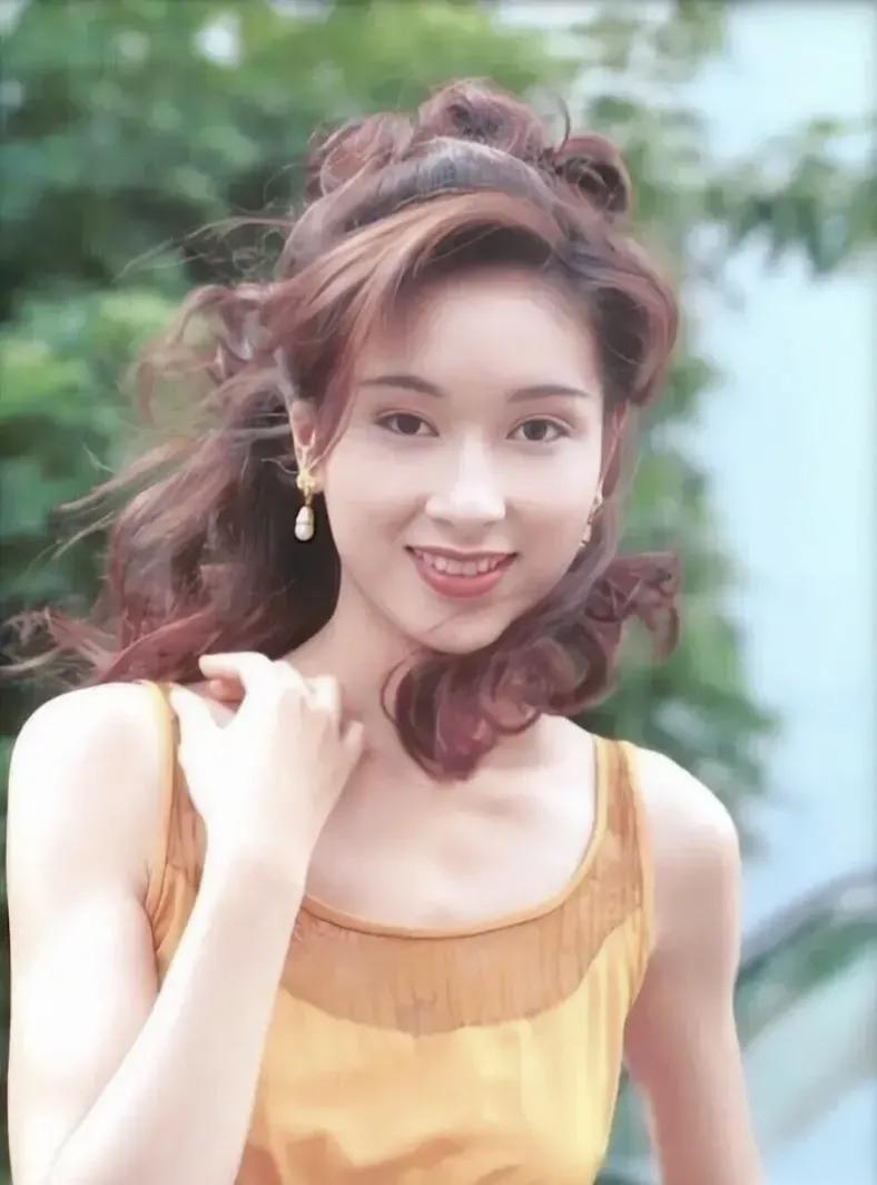 2002年，杨恭如和上海首富周正毅恋爱，入住月租12万的豪宅，开300万的豪车。