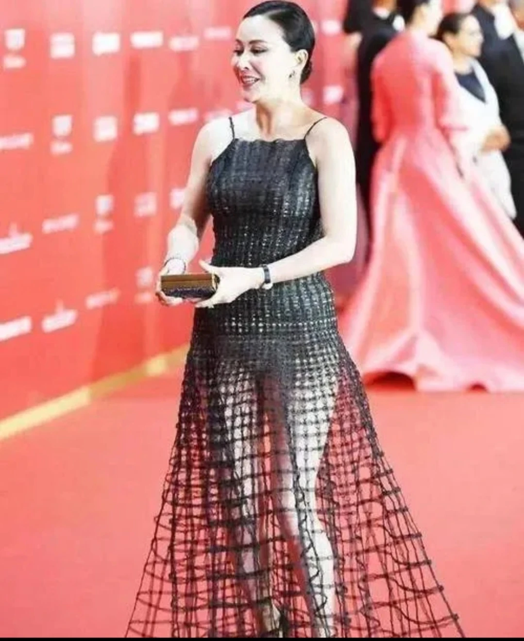 刘嘉玲这身透视装看起来很廉价，这么高贵的她真不适合穿。