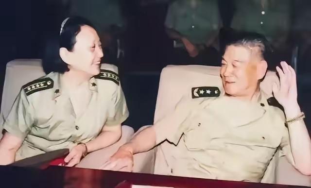 珍贵的镜头，左侧的女士是原八一电影制片厂的厂长王晓棠，右侧的是谁？